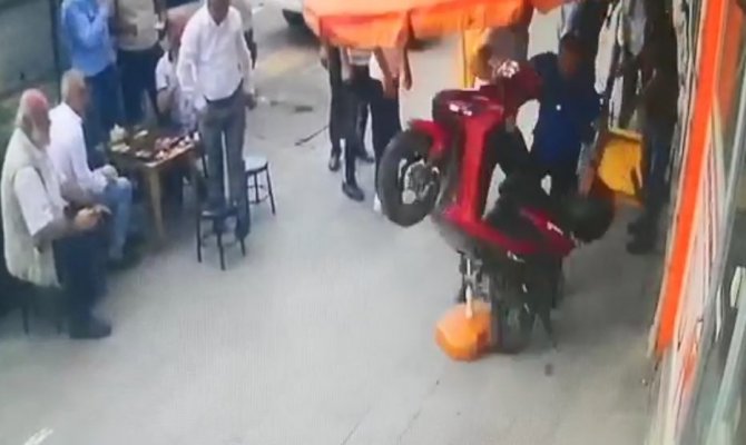 Motosikletin gaz ile frenini karıştırınca çay ocağına daldı