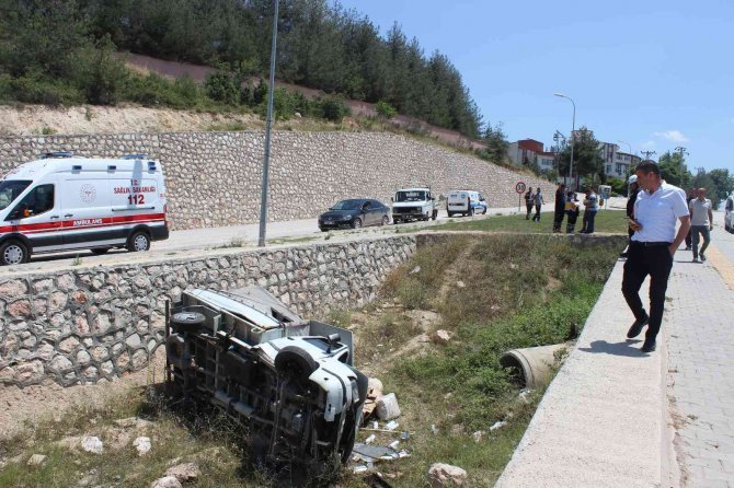 Şarampole devrildi yara almadan kurtuldu