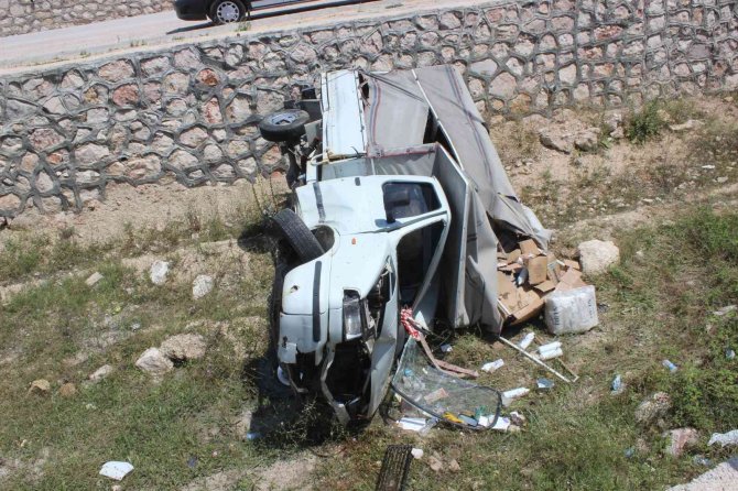 Şarampole devrildi yara almadan kurtuldu