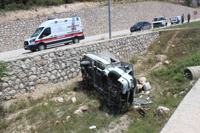 Şarampole devrildi yara almadan kurtuldu