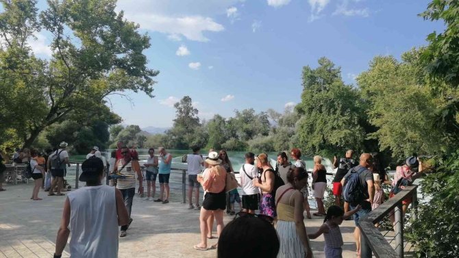 Şelaleye atlayan alkollü şahıs kurtardı