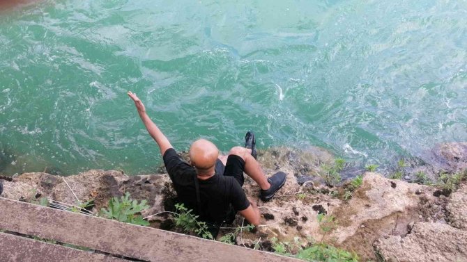 Şelaleye atlayan alkollü şahıs kurtardı