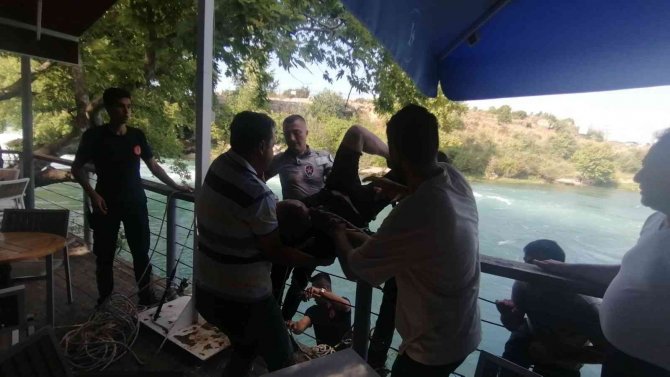 Şelaleye atlayan alkollü şahıs kurtardı