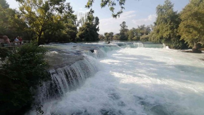 Şelaleye atlayan alkollü şahıs kurtardı