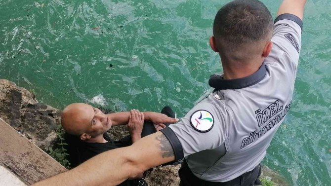 Şelaleye atlayan alkollü şahıs kurtardı