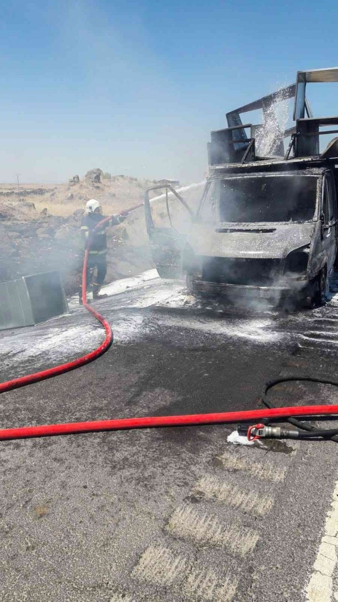 Seyir halindeki kamyonet yandı