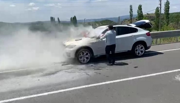 Seyir halindeki otomobilin motoru alev aldı
