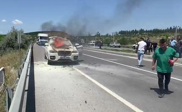 Seyir halindeki otomobilin motoru alev aldı
