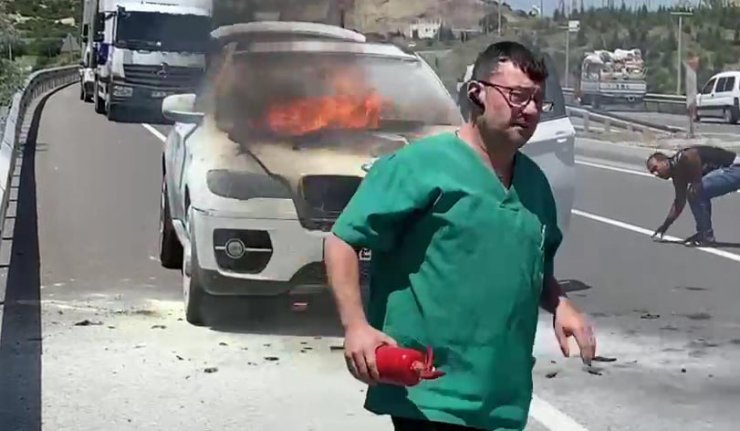Seyir halindeki otomobilin motoru alev aldı