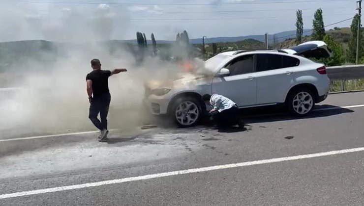 Seyir halindeki otomobilin motoru alev aldı