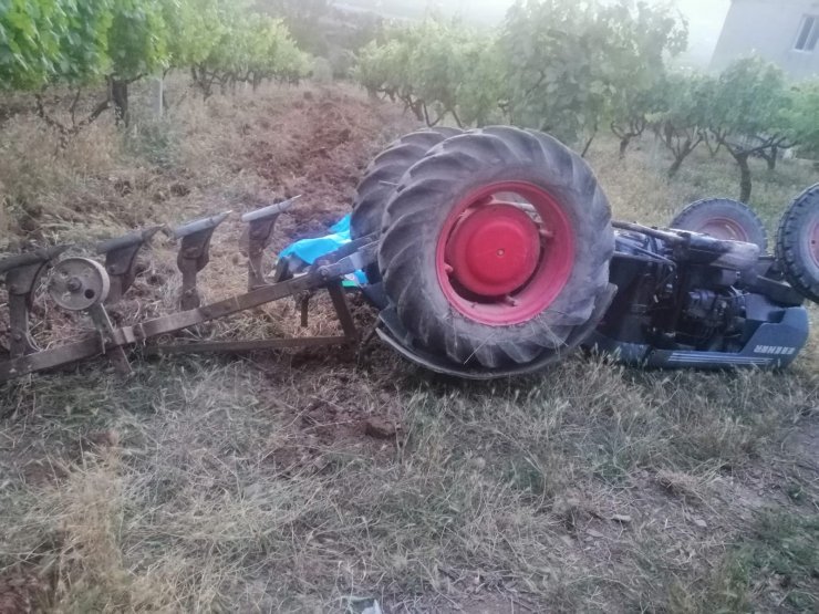Takla atan traktörünün altında kalıp, öldü