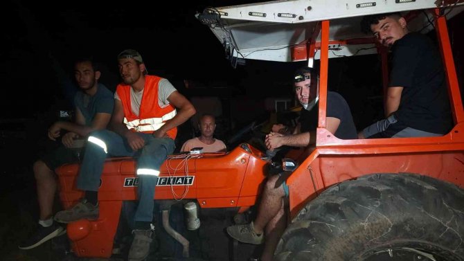 Traktör üstünde yangın nöbeti tutuyorlar