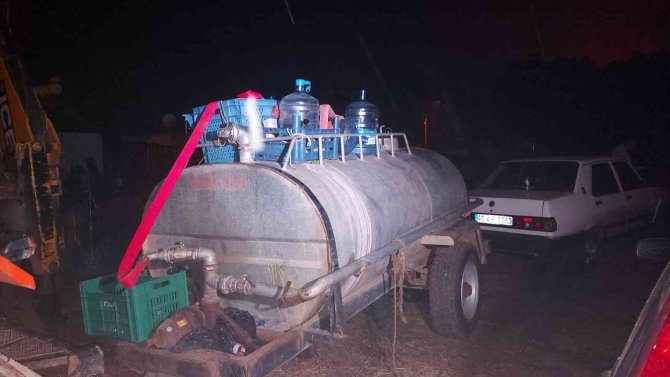 Traktör üstünde yangın nöbeti tutuyorlar