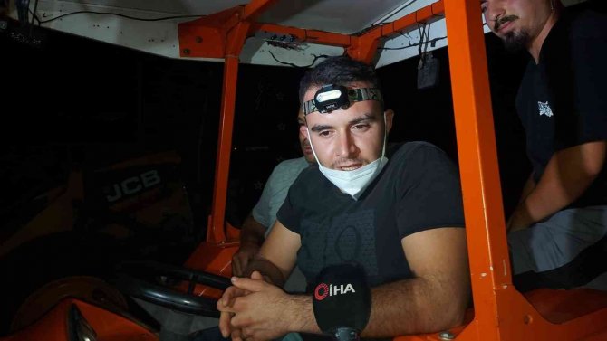 Traktör üstünde yangın nöbeti tutuyorlar