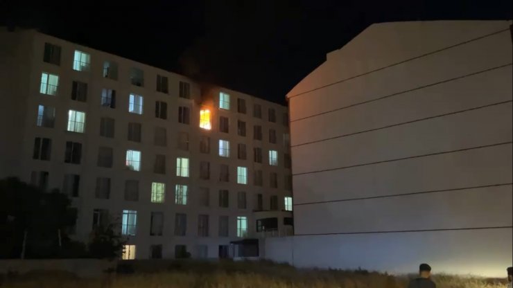 Yangında 5'inci kattan atladı, ağır yaralandı