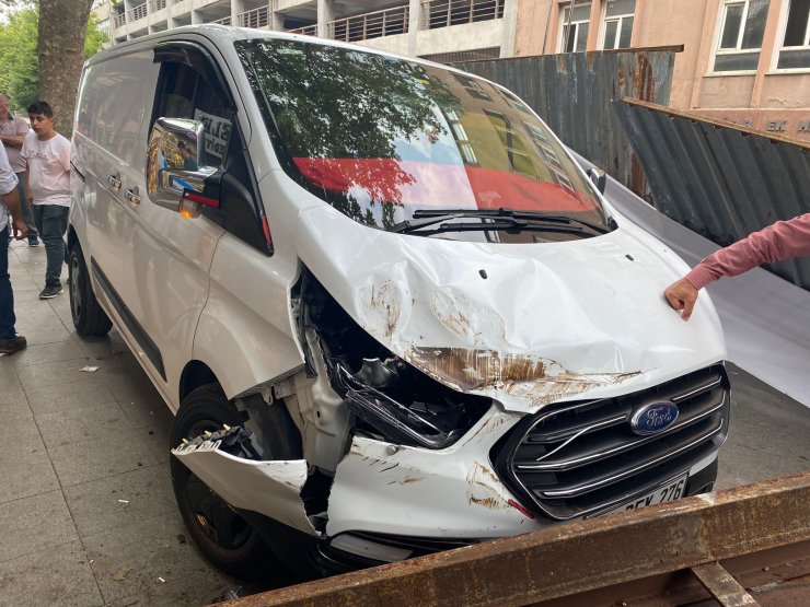 Yıkılan binadan demir parça düştü: bir kişi yaralandı