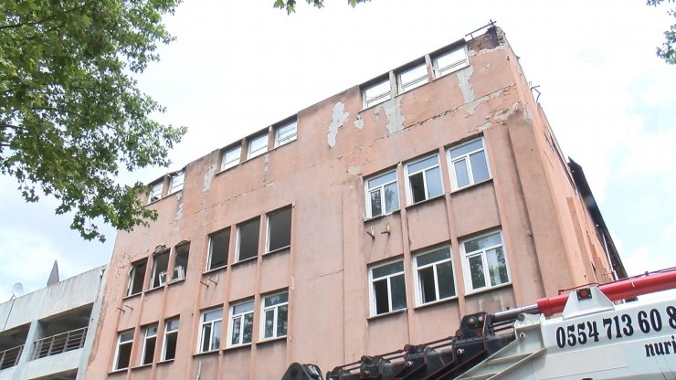 Yıkılan binadan demir parça düştü: bir kişi yaralandı