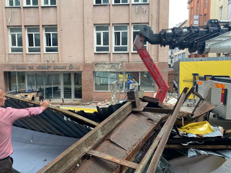 Yıkılan binadan demir parça düştü: bir kişi yaralandı