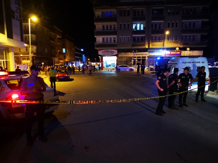 Yolda karşılaştığı husumetlileri tarafından öldürüldü