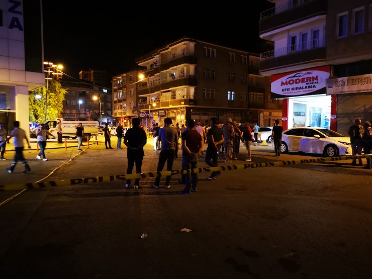 Yolda karşılaştığı husumetlileri tarafından öldürüldü