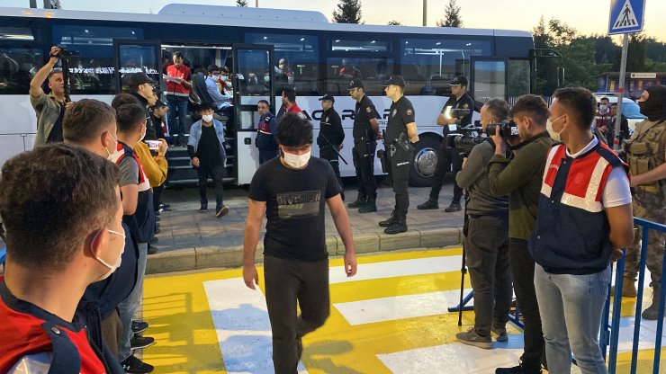 136 düzensiz göçmen ülkesine gönderildi