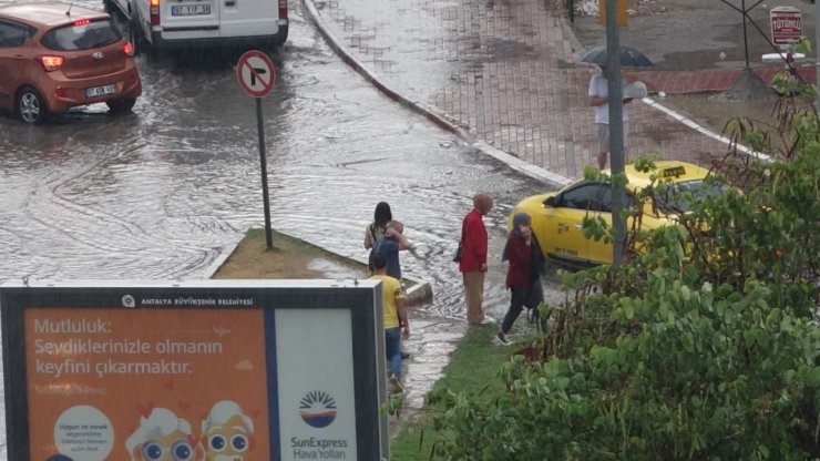 Antalya'da 'yaz yağmuru' günlük yaşamı olumsuz etkiledi