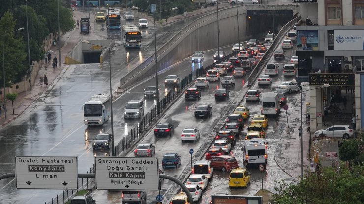 Antalya'da 'yaz yağmuru' günlük yaşamı olumsuz etkiledi
