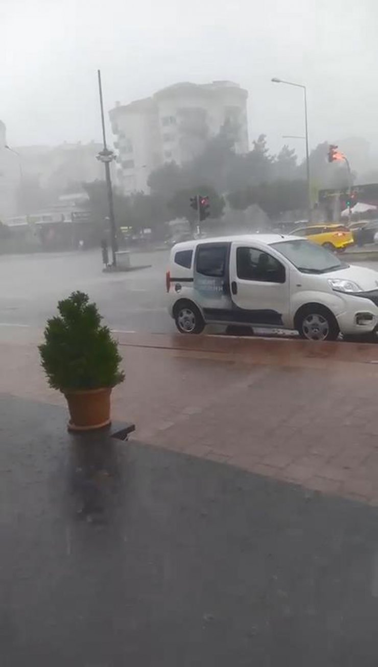Antalya'da 'yaz yağmuru' günlük yaşamı olumsuz etkiledi