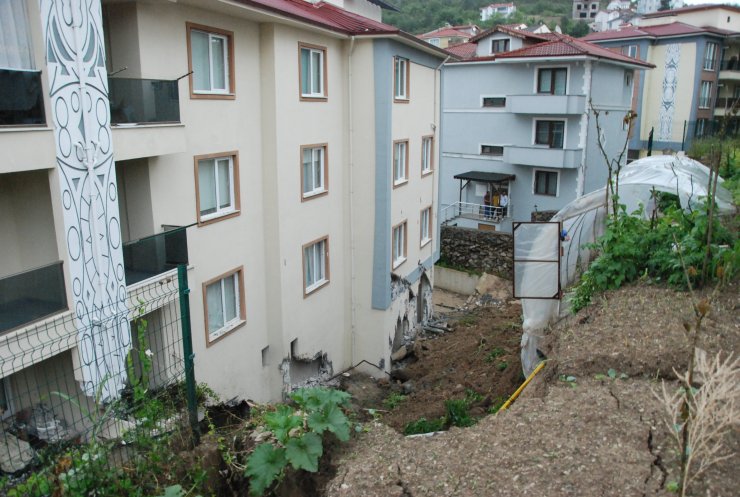 Bartın'da istinat duvarı çöktü; 3 bina boşaltıldı