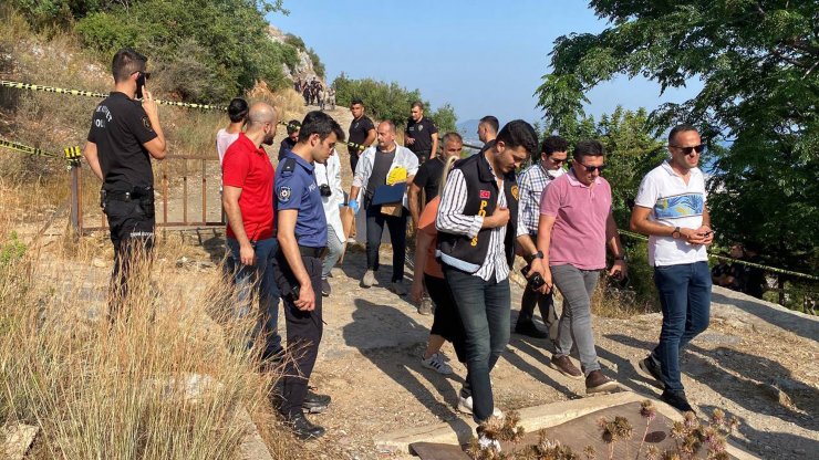 Başına keserle vurup öldürdü