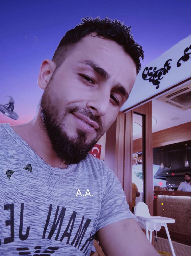 Başına keserle vurup öldürdü