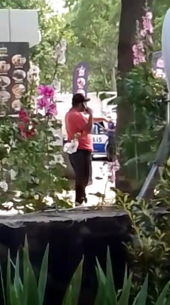 Başına silah dayayan şahsı polisler ikna etti