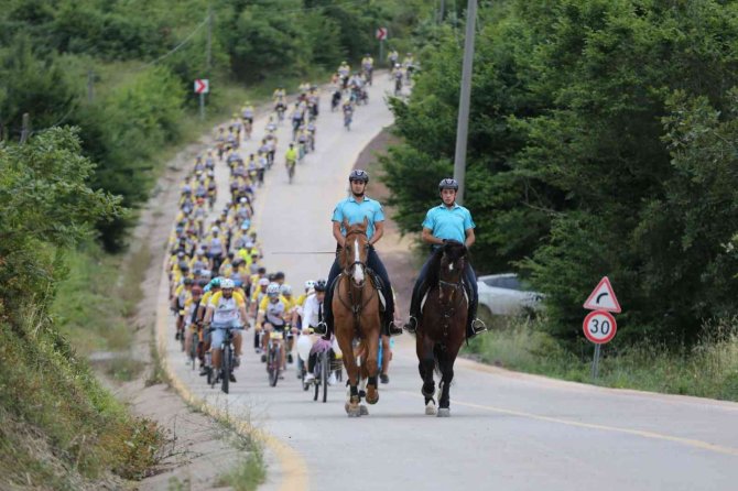 Bisiklet festivalinde gelinlik ve damatlıkla ön safta pedal çevirdiler