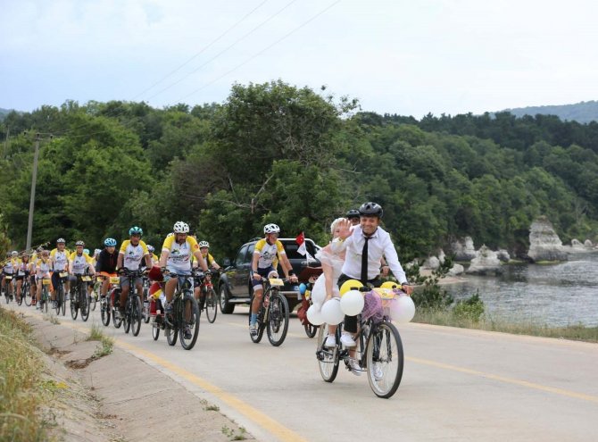 Bisiklet festivalinde gelinlik ve damatlıkla ön safta pedal çevirdiler