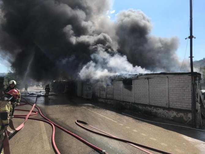 Boya fabrikası alev alev yandı