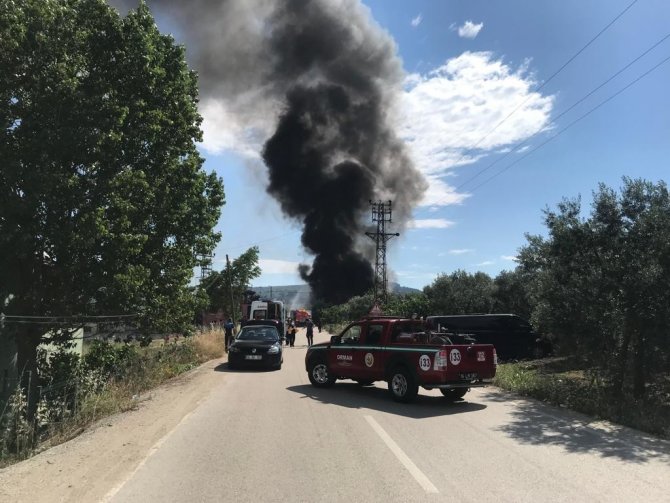 Boya fabrikası alev alev yandı
