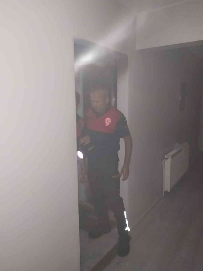 Buzdolabından çıkan yangın maddi hasara yol açtı