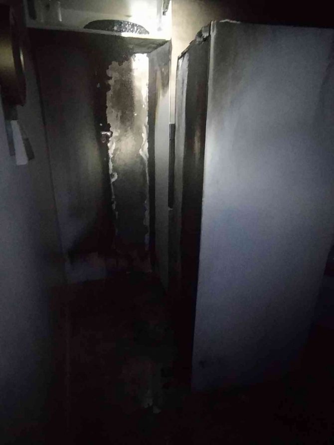 Buzdolabından çıkan yangın maddi hasara yol açtı