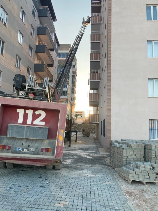 Çatı katında çıkan yangın paniğe neden oldu