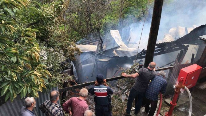 Çıkan yangında iki katlı ahşap ev küle döndü
