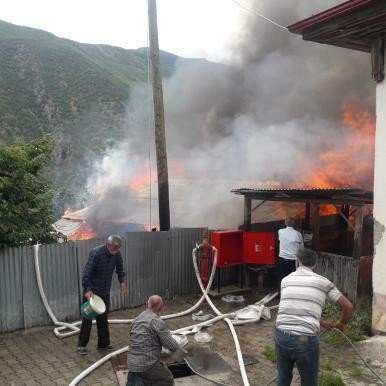 Çıkan yangında iki katlı ahşap ev küle döndü