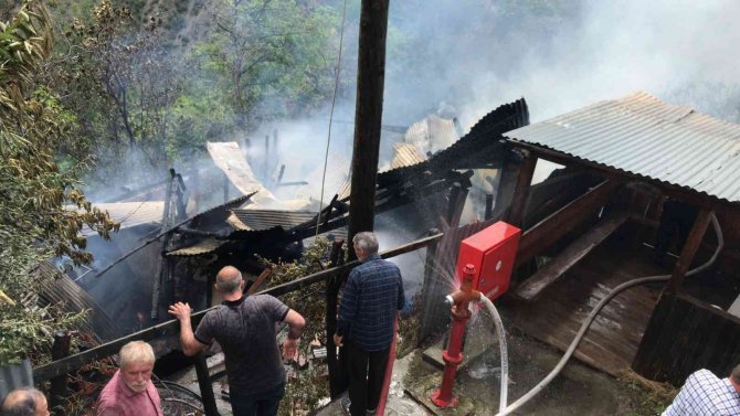 Çıkan yangında iki katlı ahşap ev küle döndü