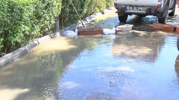 Çöken yola otomobil düştü