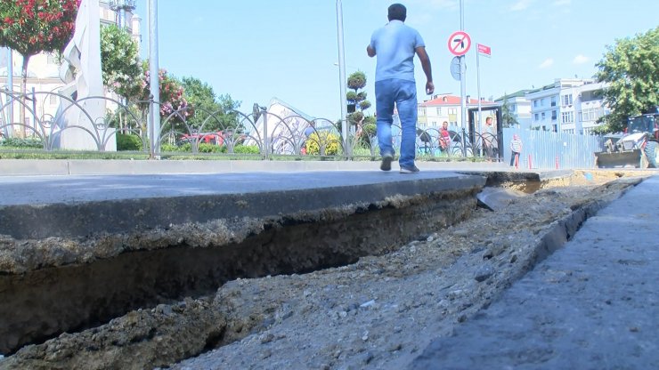 Çöken yola otomobil düştü