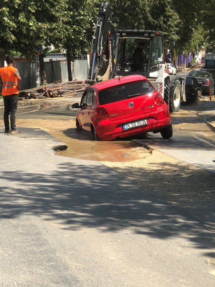 Çöken yola otomobil düştü