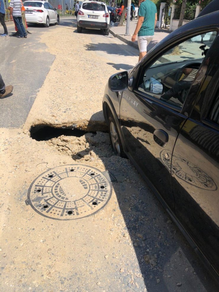 Çöken yola otomobil düştü