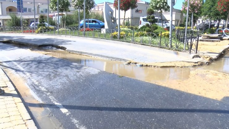 Çöken yola otomobil düştü