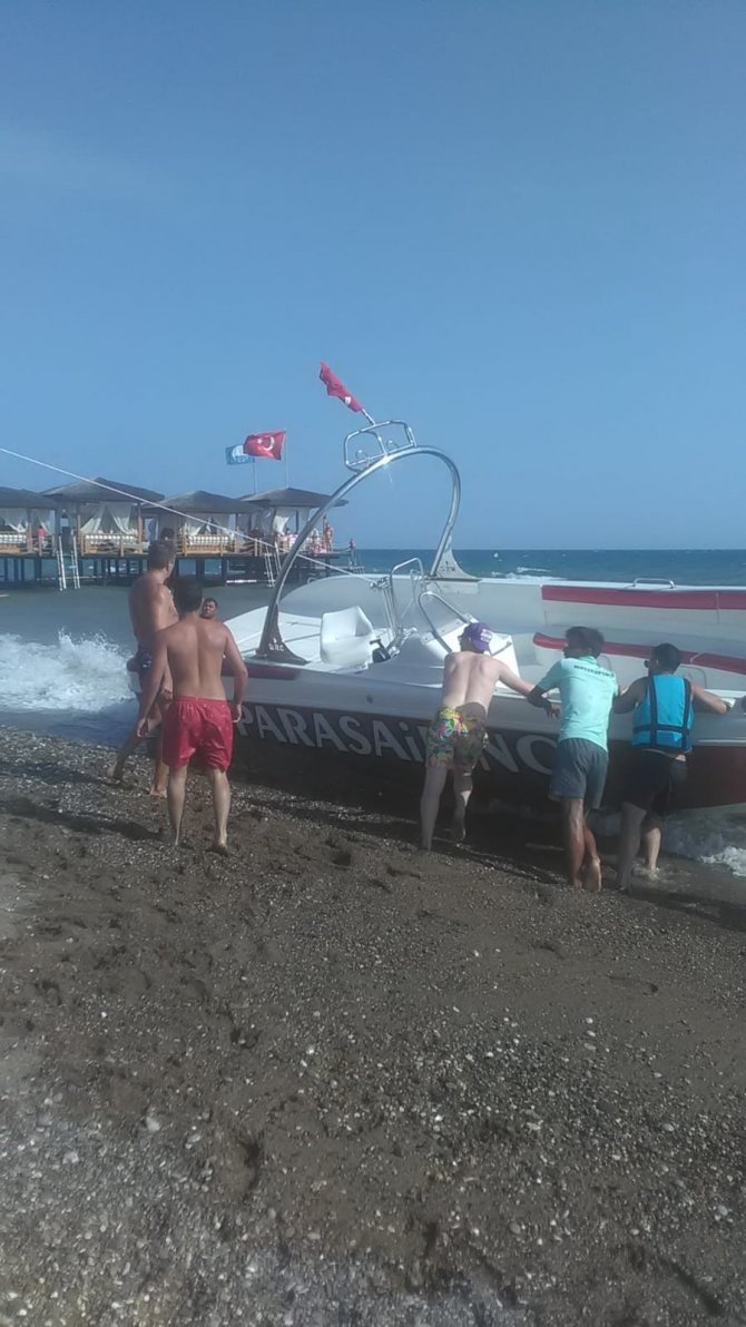 Deniz paraşütünde havada askıda kaldılar
