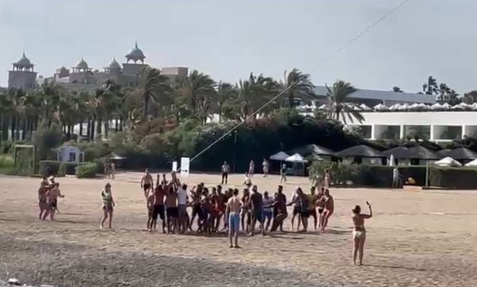 Deniz paraşütünde havada askıda kaldılar