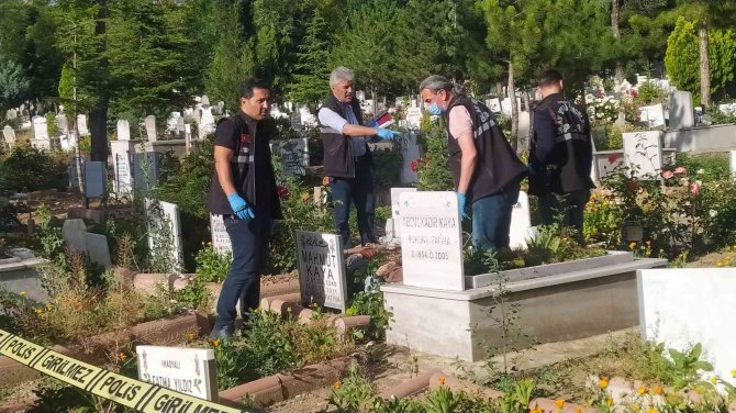 Eşinin mezarı başında ölü bulundu